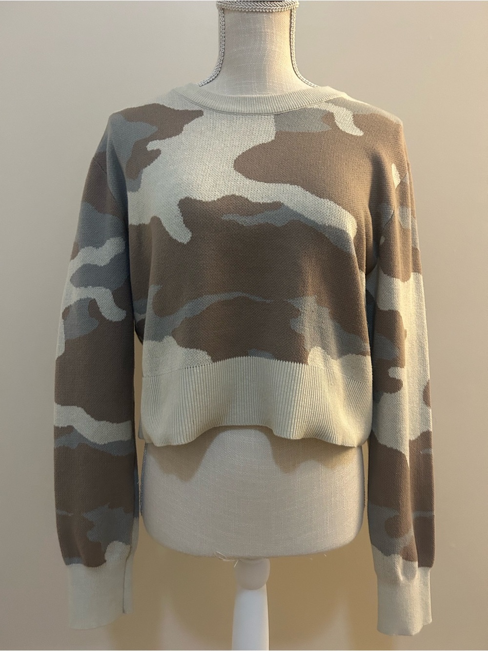 (Never worn) Neutral Camo Cropped Crewneck Sweater - Cream & Brown